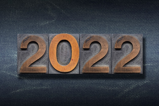 어두운 청바지 배경에 나무 활자로 만든 숫자 2022