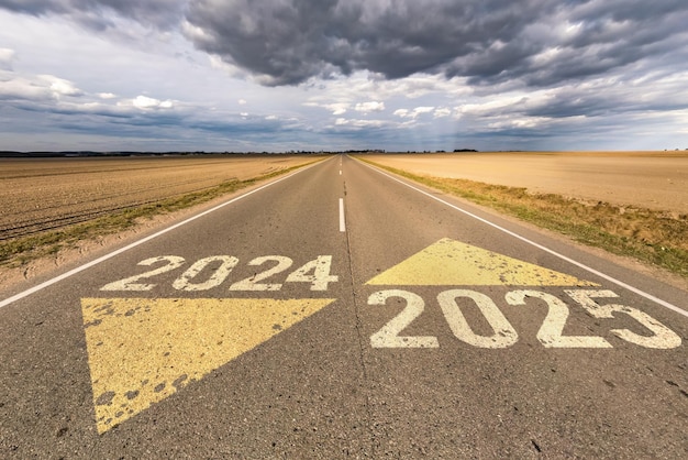 写真 2025年 アスファルト道路 高速道路 日の出や日没の空の背景 未来の目的地の概念 未来の自由 仕事の開始 ランニング チャレンジ ターゲット 新年