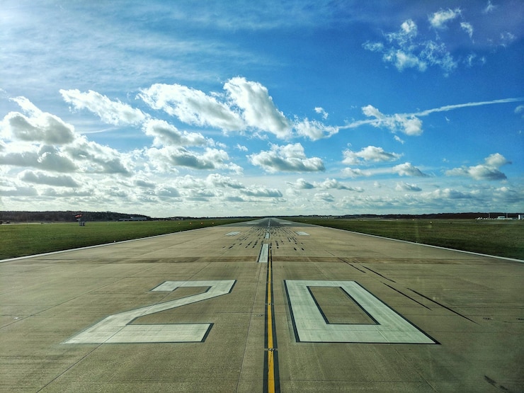Photo 空港の滑走路の数字と空