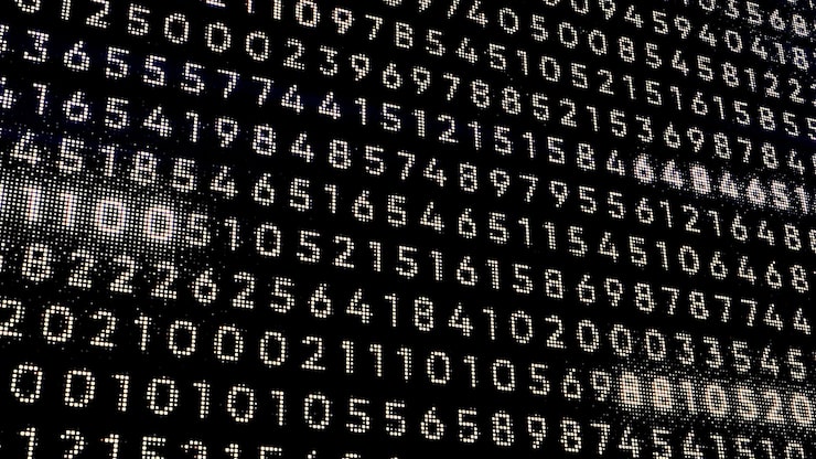 Photo 매트릭스 컴퓨터 프로그램의 숫자 코드 모션 프로그램 코드 스트림의 빛나는 숫자가 강조됩니다.