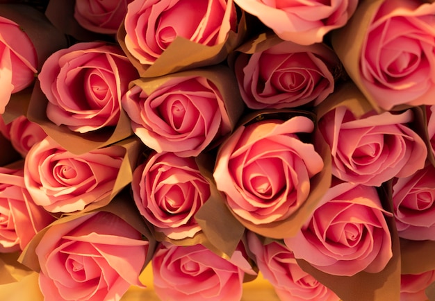 Numerosi mazzi di rose sono messi insieme in colori dolci in uno stile morbido e sfocato per lo sfondo