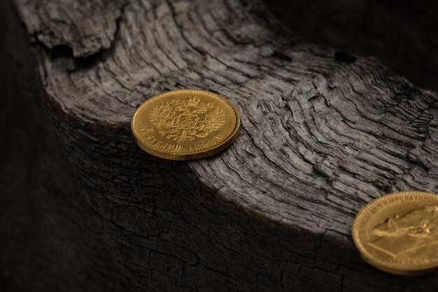 Numismatiek Oude verzamelmunten op tafel Top uitzicht