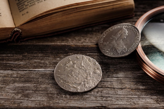 Numismatiek Oude verzamelmunten op tafel