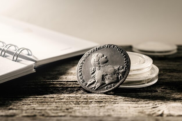 Foto numismatiek oude verzamelmuntjes op de tafel met een lichte achtergrond