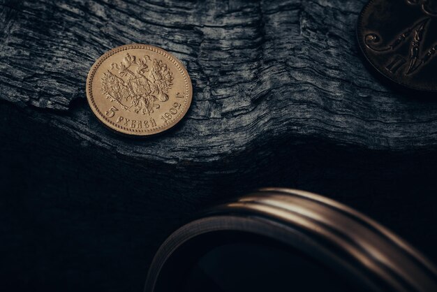 Foto numismatiek oude verzamelmuntjes op de tafel