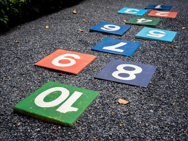 Nummer 10 de laatste stappen voor het doel op veelkleurige Hinkelspel op de asfaltgrond in de kinderspeelplaats met niemand buiten spelactiviteiten voor kinderen Groei en onderwijsconcept