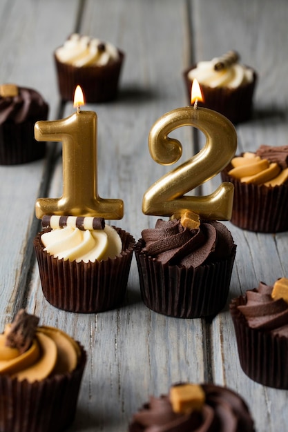 Nummer 12 viering verjaardag cupcakes op een houten achtergrond