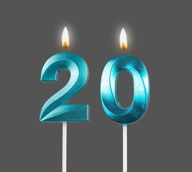 nummer 20 kaars kaarslicht vuur voor verjaardag geïsoleerd