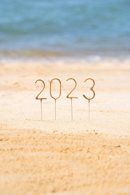 Nummer 2023 voor het komende nieuwe jaar tussen de golven op zonnig strand Vieringsconcept in exotisch