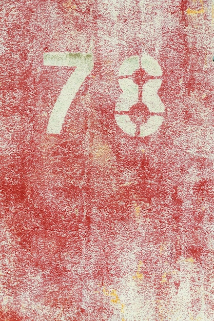 Nummer 78 op vintage roestige rode en witte metalen plaat