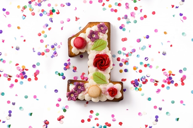 Nummer één cake versierd met bloemen, macarons en confetti geïsoleerd