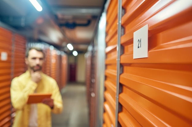 Foto nummerplaat op deur van magazijncontainer en man