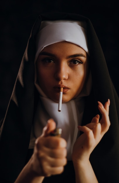 Монахиня курит. Портрет курящей молодой монахини,