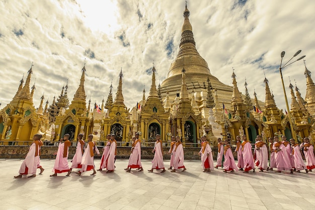 Foto monache alla pagoda di shwedagon