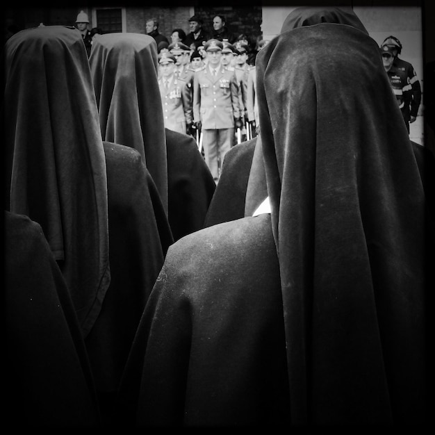 사진 경찰관 들 앞 에 서 있는 수녀 들