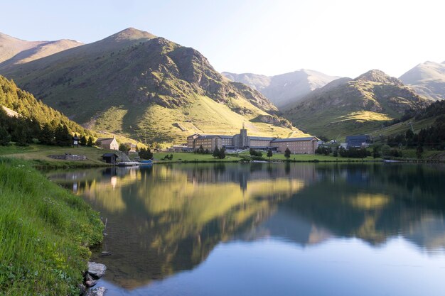 Valle di nuria (vall de nuria) durante l'alba estiva paesaggio iconico in catalogna