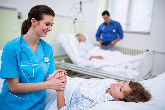 Медсестра утешает пациента в больничной палате