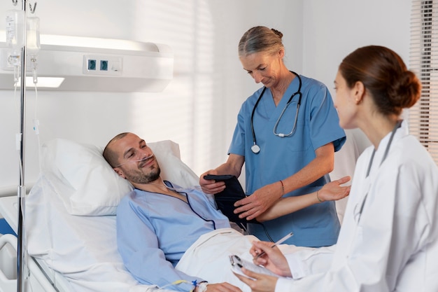 Photo nurse and doctor in patient room