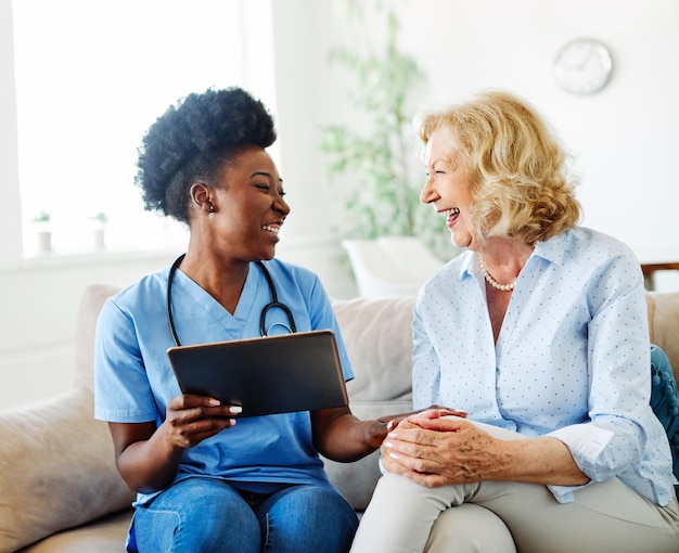 Foto infermiere medico senior caregiver aiuto tablet tecnologia casa di riposo infermieristica donna anziana