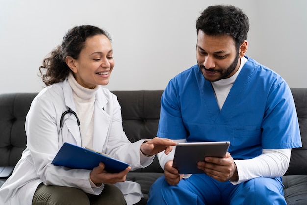 Photo nurse and doctor team ready for work day