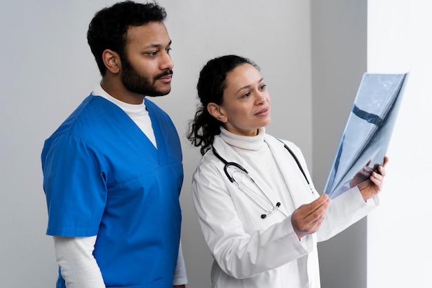 Foto infermiere e team medico pronto per la giornata di lavoro