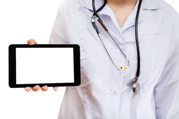 Медсестра держит планшетный компьютер с вырезанным экраном