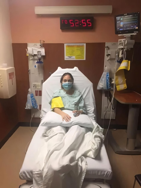 Медсестра в больничной постели с маской на лице