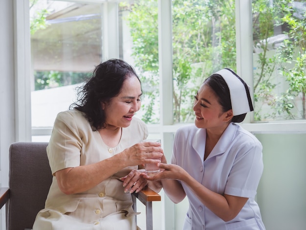 The nurse is caring for the elderly with happiness