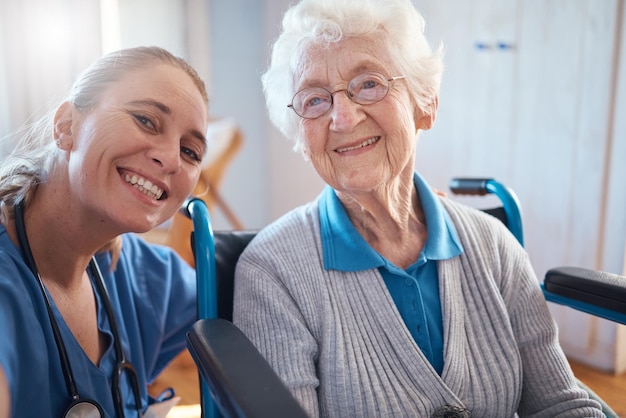 Sorriso del ritratto dell'infermiera e medico per la casa di riposo per anziani o visita dal medico per appuntamento o controllo donna anziana felice che sorride con un professionista sanitario per l'esame di terapia in clinica