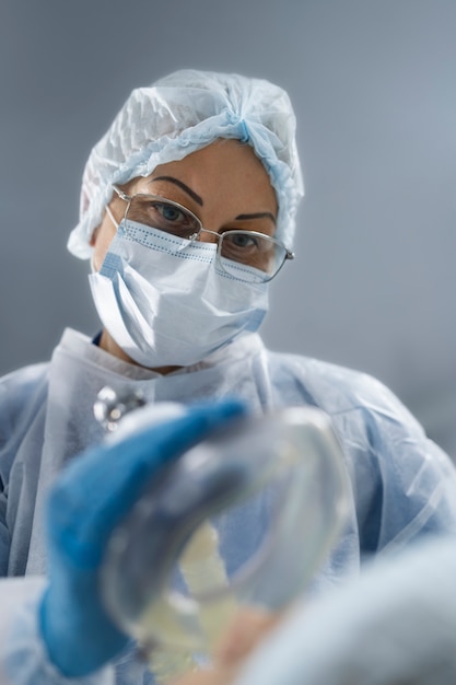 Photo nurse putting oxygen mask to the patient