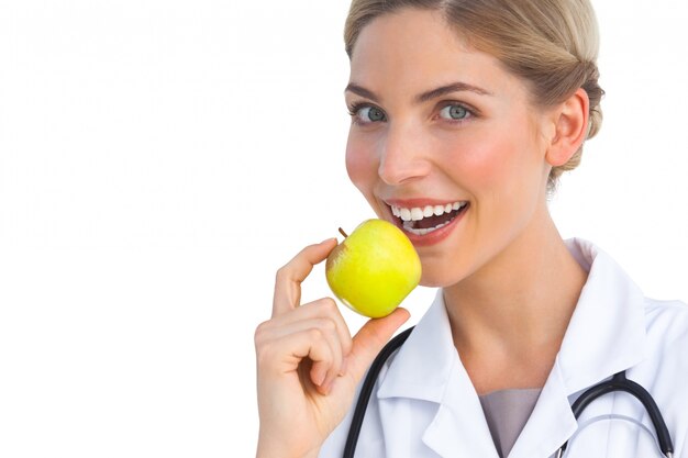 Медсестра показывает зеленое яблоко