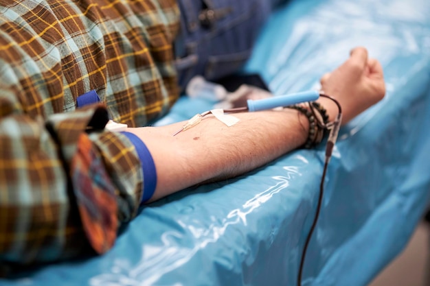 Foto un'infermiera preleva un campione di sangue. un medico che inietta paziente con la siringa per raccogliere il campione di sangue