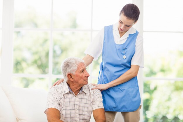 Infermiere prendersi cura del paziente anziano malato a casa