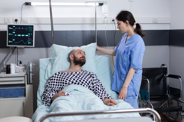 Photo nurse talking to patient at hospital