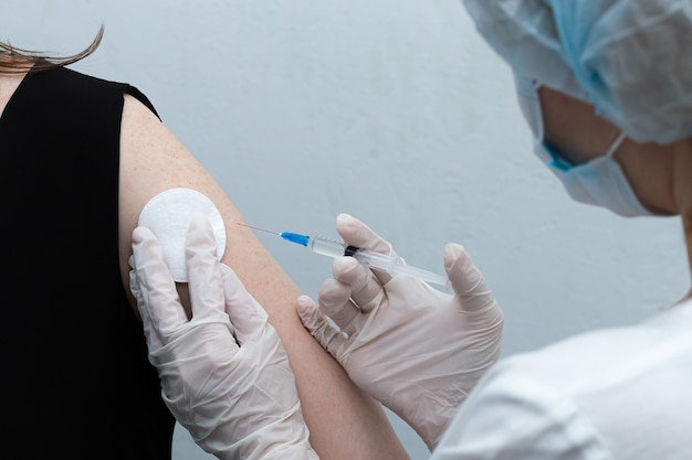  nurse vaccinates  patient, vaccination