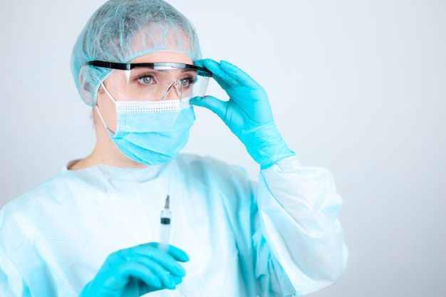 The nurse was wearing a medical gown, mask, and protective gloves and wore transparent glass