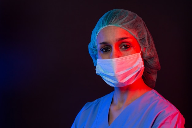 新しいコロナウイルス、covid-19の血液検査を保持している人工呼吸器のマスクを身に着けている看護師。コロナウイルスのパンデミックコンセプト。