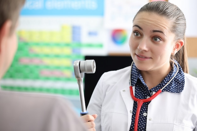 Медсестра носить стетоскоп на шее
