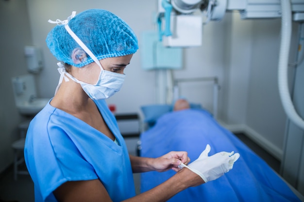 X線室で手術用手袋を着用している看護師