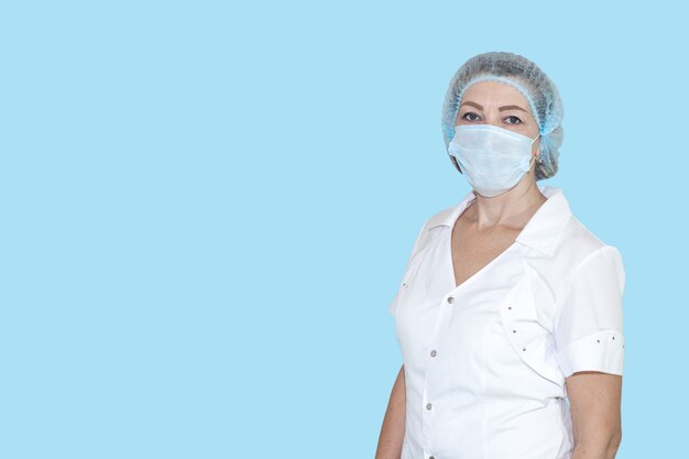 Photo nurse in white coat with cap and mask