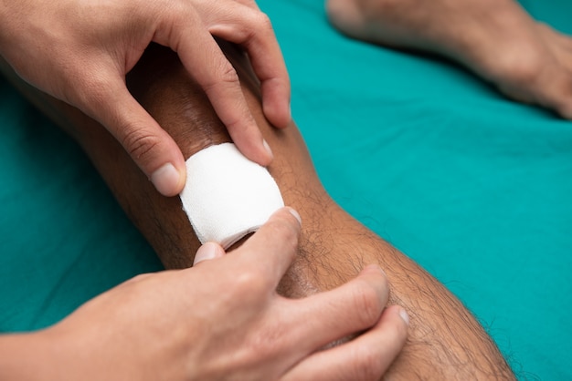 Gli infermieri fanno le ulcere alle gambe in pronto soccorso.