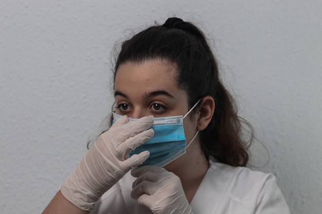 Nursing assistant with a mask to combat the coronavirus