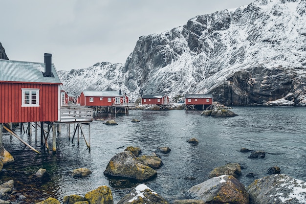 Foto paesino di pescatori di nusfjord in norvegia