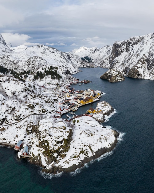 Nusfjord vissersdorp, Rorbu, fjord en bergen in de winter. Lofoten-eilanden, Noorwegen. Luchtfoto.