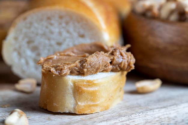 Cibo dado su un tagliere di legno in cucina