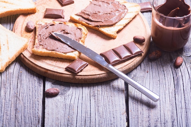 ナッツヌガークリームサンドとチョコレート