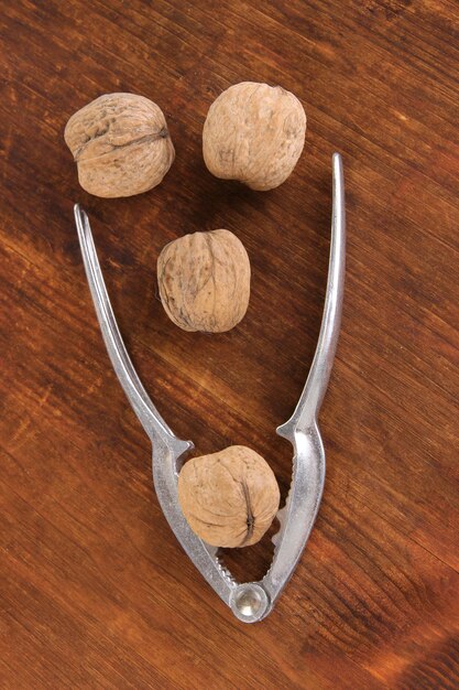 Щелкунчик с орехами на деревянном столе крупным планом
