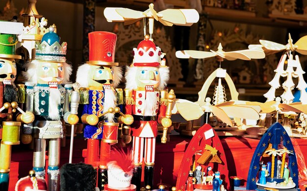 Schiaccianoci sul mercatino di natale ad alexanderplatz in inverno a berlino, germania. decorazione della fiera dell'avvento e bancarelle con oggetti di artigianato sul bazaar. fiera di natale di strada tedesca