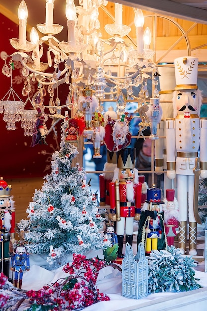 Foto schiaccianoci e varie decorazioni per l'albero di natale come souvenir regalo in una delle tante bancarelle del bazar di natale a vilnius, in lituania. avvento