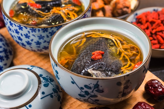 Питание и здоровье куриного супа с черными косточками